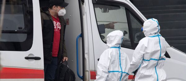 Бригада скорой медицинской помощи доставила пациента в карантинный центр в Коммунарке - Sputnik Грузия