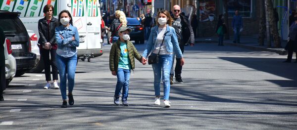Прохожие идут по улице в масках - Sputnik Грузия