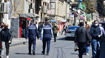 Прохожие на улицах Тбилиси. Дороги патрулирует патрульная полиция