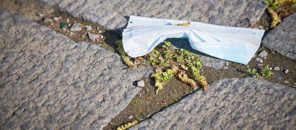 Защитная медицинская маска, кем-то брошенная на улице - Sputnik Грузия