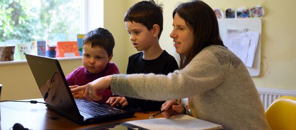 Мама с детьми во время самоизоляции - Sputnik Грузия