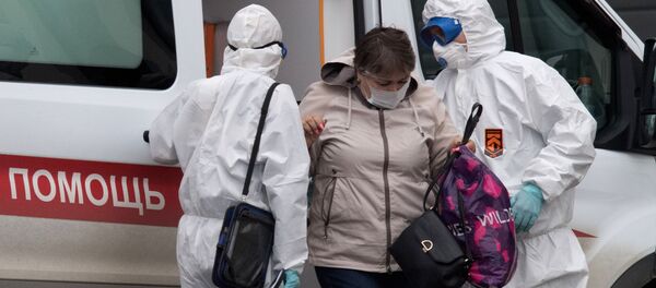 Бригада скорой медицинской помощи доставила пациентку в карантинный центр. Ситуация в России в связи с коронавируом - Sputnik Грузия