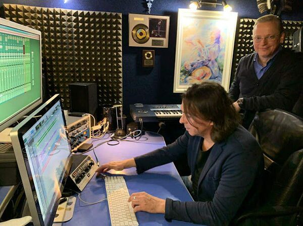 В эфир из карантина: участники фестиваля Дорога на Ялту спели песни из своих квартир - Sputnik Грузия