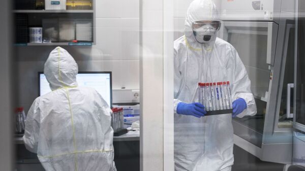 Сотрудники лаборатории проводят тестирование на коронавирусную инфекцию  - Sputnik Грузия