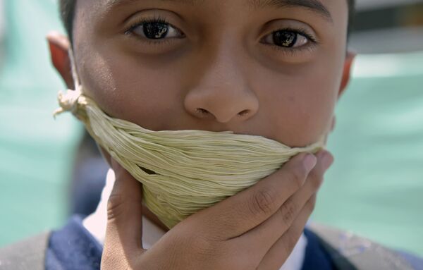 Из-за нехватки медицинских масок в Колумбии, школьники изготавливают средство защиты из вторичного сырья и биоразлагаемых материалов - Sputnik Грузия