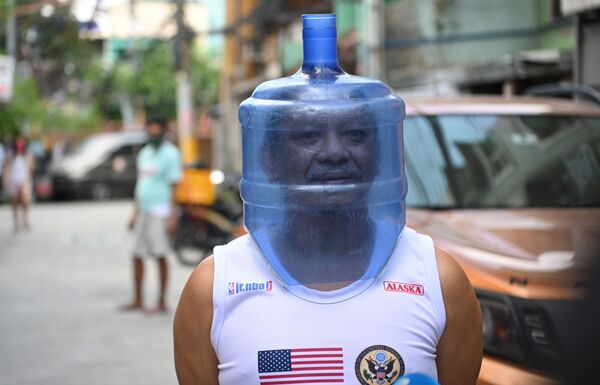 Мужчина в импровизированном защитном шлеме от коронавируса, сделанном из пластиковой бутыли, Манила - Sputnik Грузия