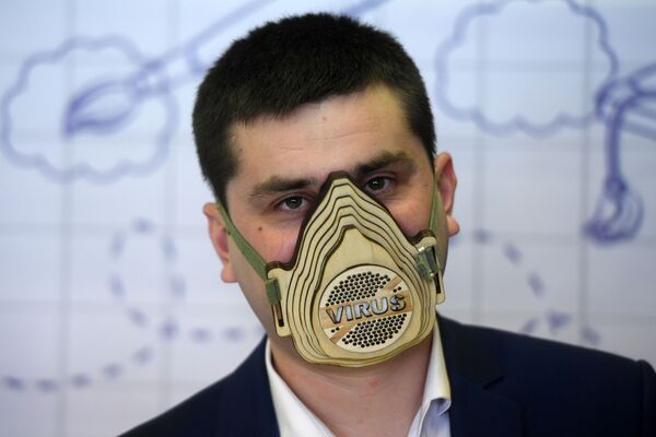 Житель Татарстана самостоятельно изготовил многоразовую маску из фанеры  - Sputnik Грузия