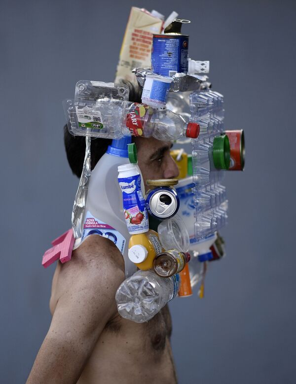 Фантазиям деятелей искусства - предела нет! Например, бразильский фэшн-фотограф Марсио Родригес создал маску из бутылок, банок и коробок - Sputnik Грузия