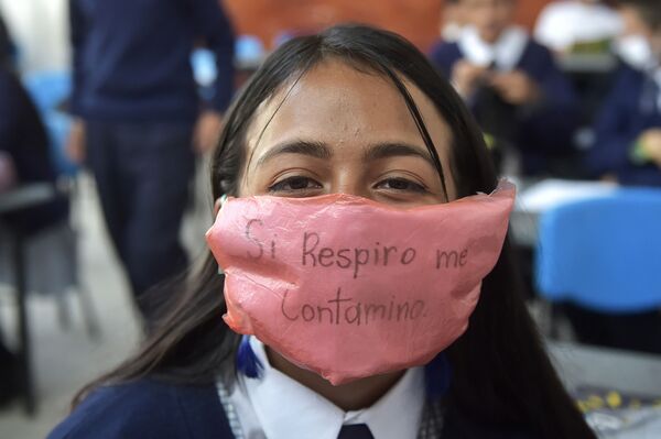 Колумбийская школьница в защитной маске из вторсырья и биоразлагаемых материалов - Sputnik Грузия