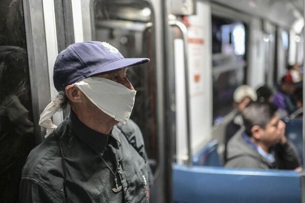 Мужчина в самодельной защитной маске из туалетной бумаги в метро в Мексике - Sputnik Грузия