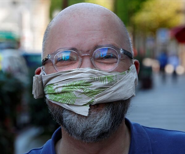 Мужчина в самодельной защитной маске из салфетки в пригороде Парижа - Sputnik Грузия