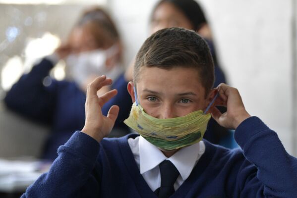 Колумбийский школьник в защитной маске из вторсырья и биоразлагаемых материалов - Sputnik Грузия