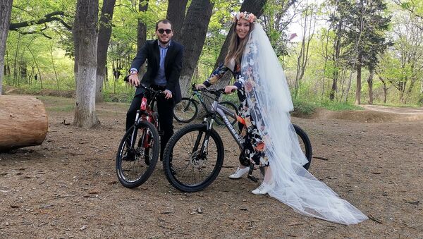 Молодожены на велосипедах. Свадьба во время пандемии коронавируса - Sputnik Грузия