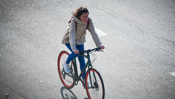 Девушка едет на велосипеде - Sputnik Грузия