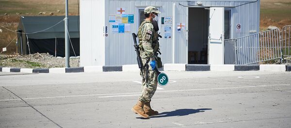 Военный на блокпосту на выезде из Рустави - Sputnik Грузия