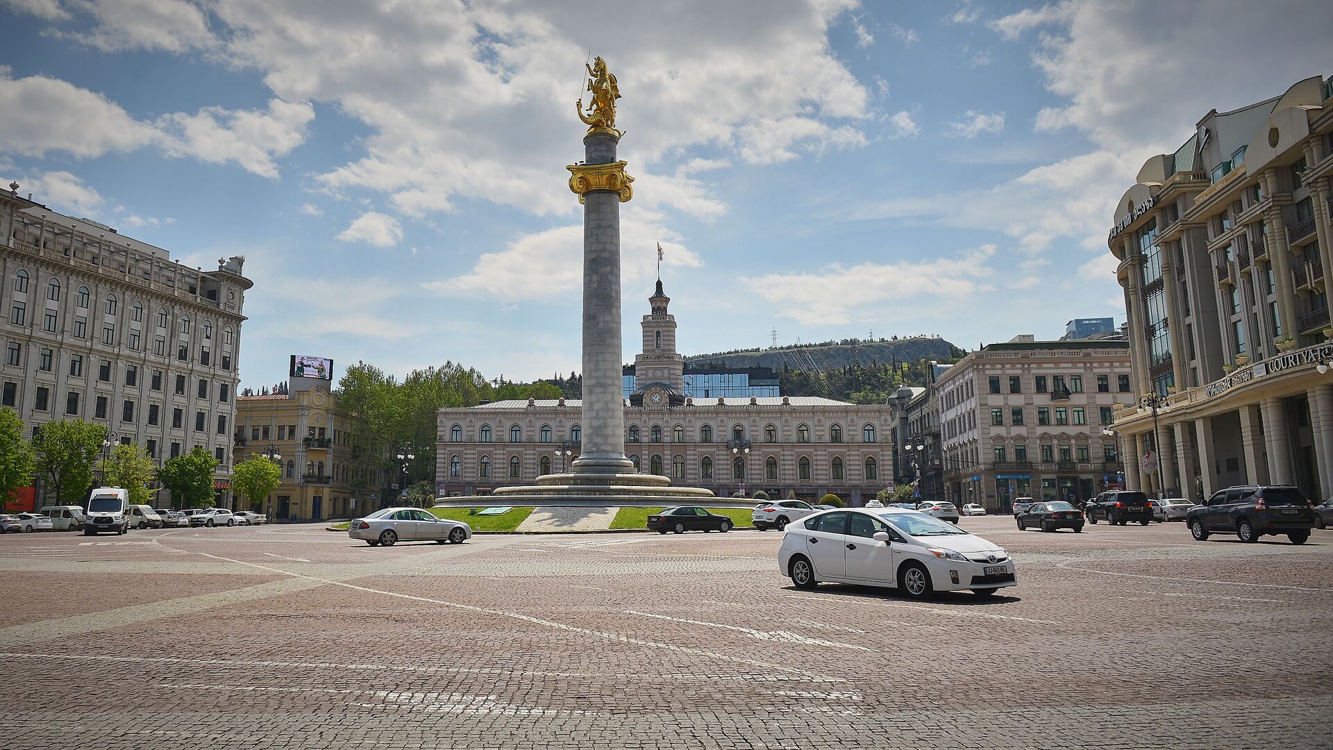 Машины едут с площади Свободы в сторону проспекта Руставели в Тбилиси  - Sputnik Грузия, 1920, 08.06.2022