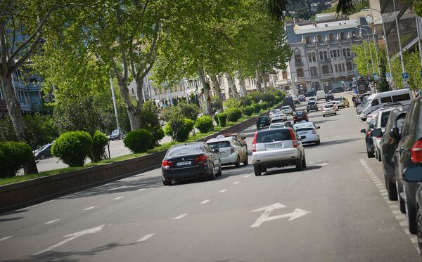 Машины вернули себе господство на дорогах после снятия запрета на передвижение на легковых автомобилях - Sputnik Грузия