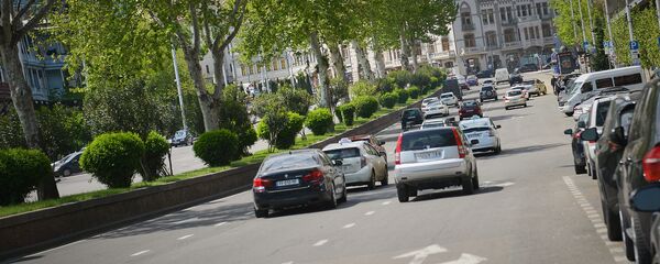 Машины едут в сторону проспекта Руставели в Тбилиси - Sputnik Грузия