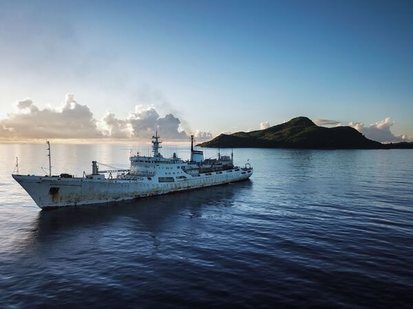 Исследовательское судно Адмирал Владимирский возле Сейшельских островов в Индийском океане - Sputnik Грузия