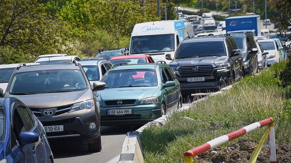Автомобильные пробки на загородних трассах во время снятия ограничений на передвижение между городами - Sputnik Грузия
