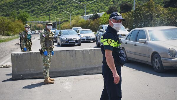 Патрульная полиция и военные на блокпосту на выезде в сторону Мцхета - Sputnik Грузия