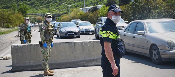 Патрульная полиция и военные на блокпосту на выезде в сторону Мцхета - Sputnik Грузия