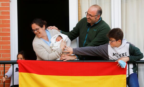 Семья из Ронды показывает соседям своего новорожденного ребенка в период пандемии коронавируса в Испании - Sputnik Грузия