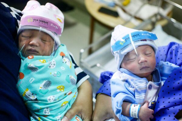 С первых минут жизни – в маске. Медсестры держат новорожденных в родильном доме в Индонезии 

 - Sputnik Грузия