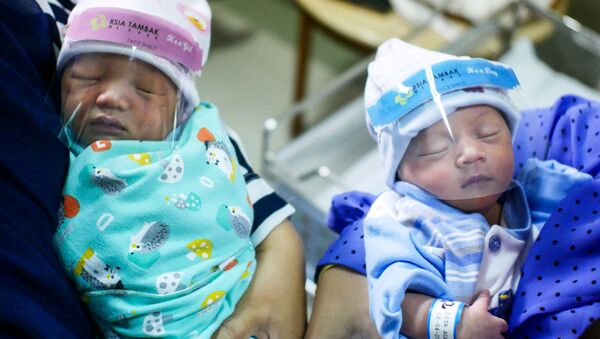  Новорожденные в защитных масках в роддоме Джакарты, Индонезия - Sputnik Грузия