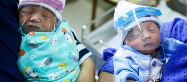 სიცოცხლის პირველი წუთებიდან - ნიღბით. მედდებს ახალშობილი ჩვილები უჭირავთ ხელში, ინდონეზია სიცოცხლის პირველი წუთებიდან - ნიღბით. მედდებს ახალშობილი ჩვილები უჭირავთ ხელში, ინდონეზია - Sputnik საქართველო