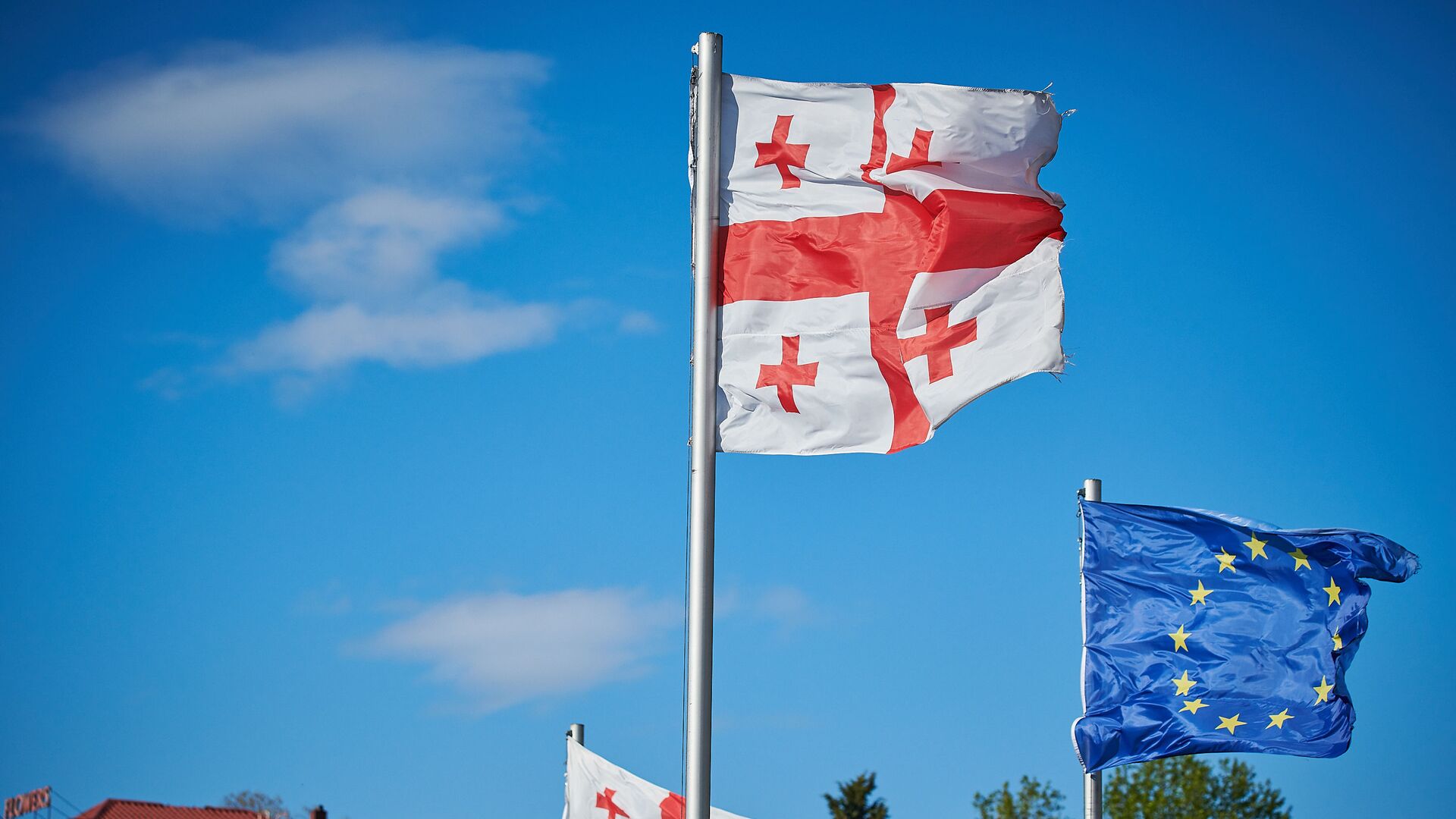 Флаги Грузии и Европы на площади Европы в центре грузинской столицы - Sputnik Грузия, 1920, 06.05.2022