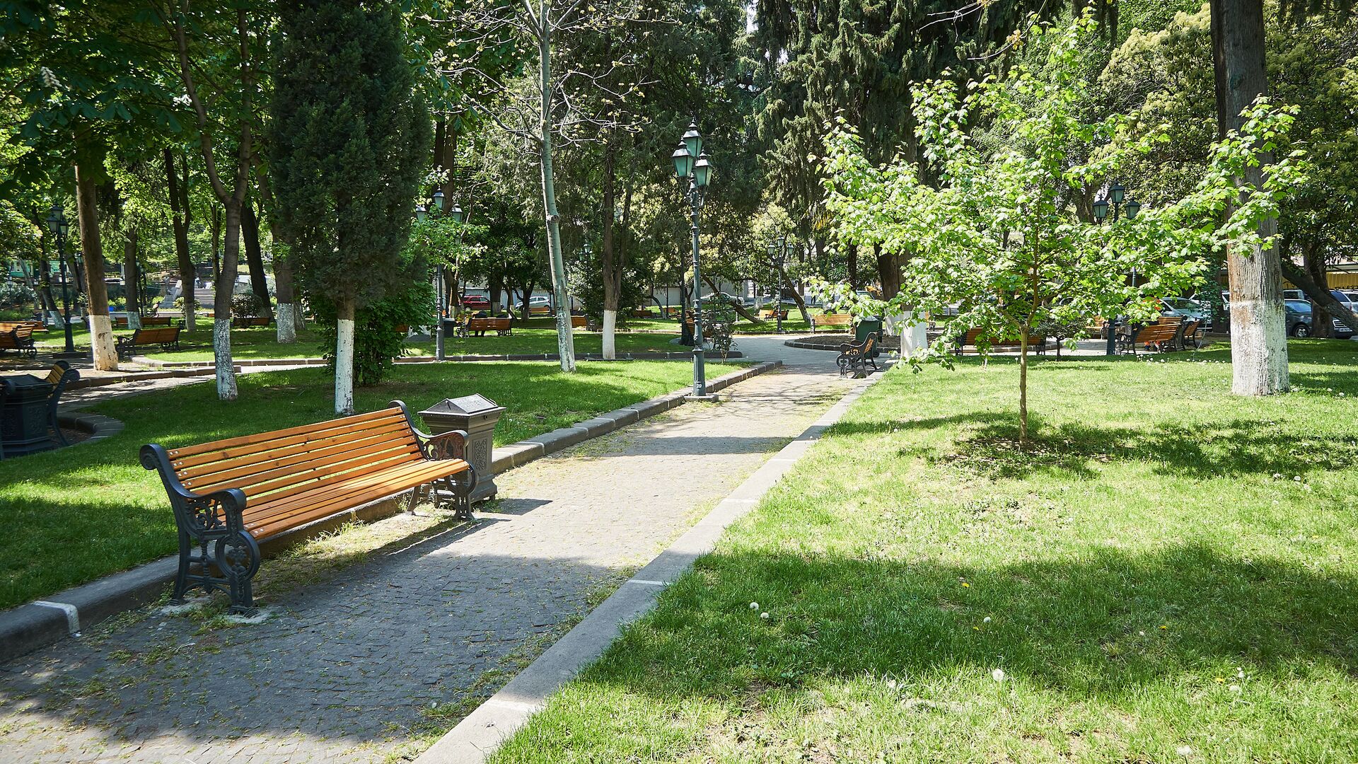 Парк Александровский сад на улице Атонели у резиденции президента Грузии - Sputnik Грузия, 1920, 26.07.2022