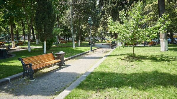 Парк Александровский сад на улице Атонели у резиденции президента Грузии - Sputnik Грузия