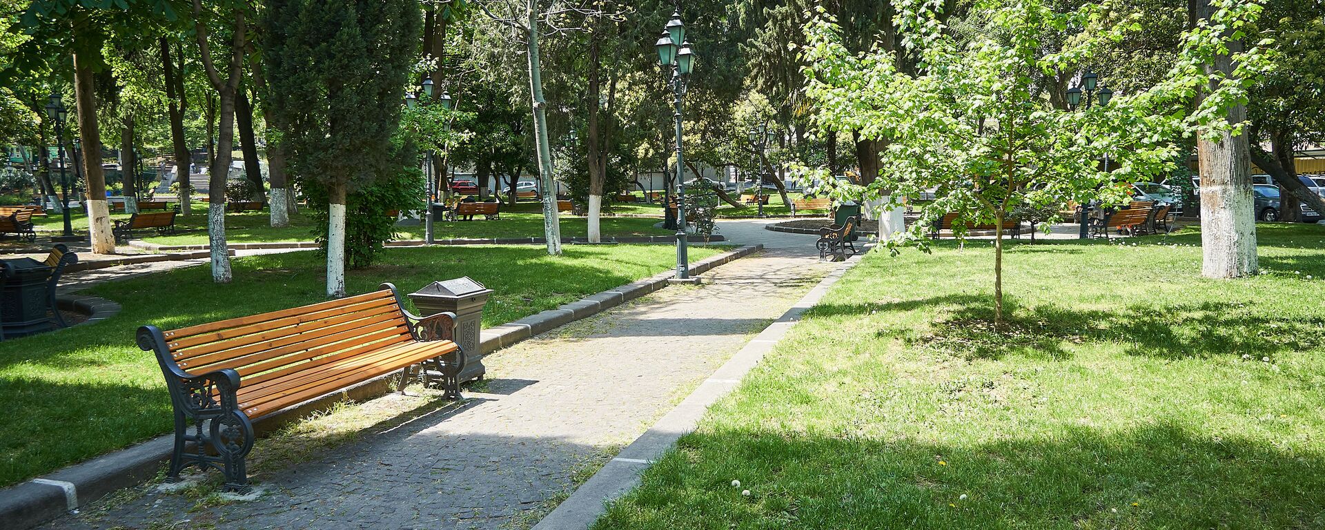 Парк Александровский сад на улице Атонели у резиденции президента Грузии - Sputnik Грузия, 1920, 10.02.2021