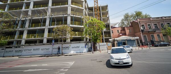 Строительство нового жилого дома в центре грузинской столицы. Подъемный кран - Sputnik Грузия