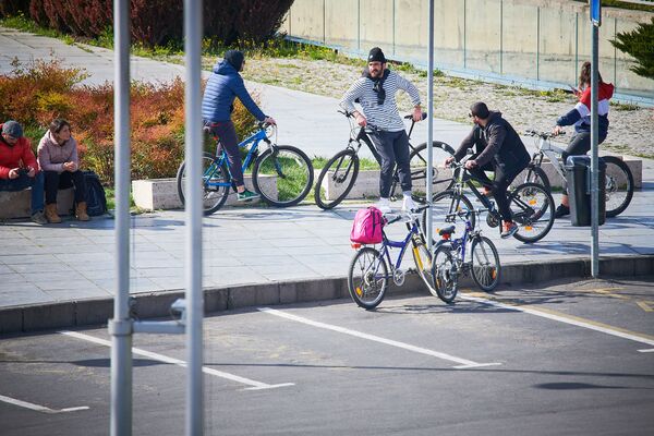 Велосипедистов стало меньше, но все равно их немало. Велобайкеры собираются группами и устраивают прогулки - Sputnik Грузия