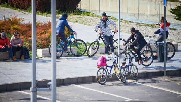 Велосипедисты у парка Рике на площади Европы - Sputnik Грузия