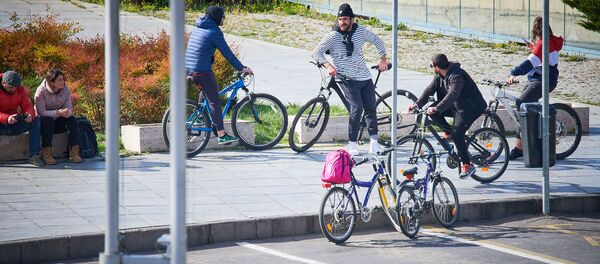 Велосипедисты у парка Рике на площади Европы - Sputnik Грузия