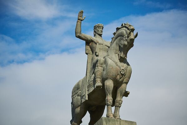 Памятник царю Вахтангу Горгасали, который словно наблюдает за Тбилиси со смотровой площадки у Метехской церкви. Он словно говорит, что город пережил уже немало испытаний за свою долгую историю, переживет и это - Sputnik Грузия