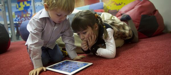ბავშვები პლანშეტით ბავშვები პლანშეტით - Sputnik საქართველო