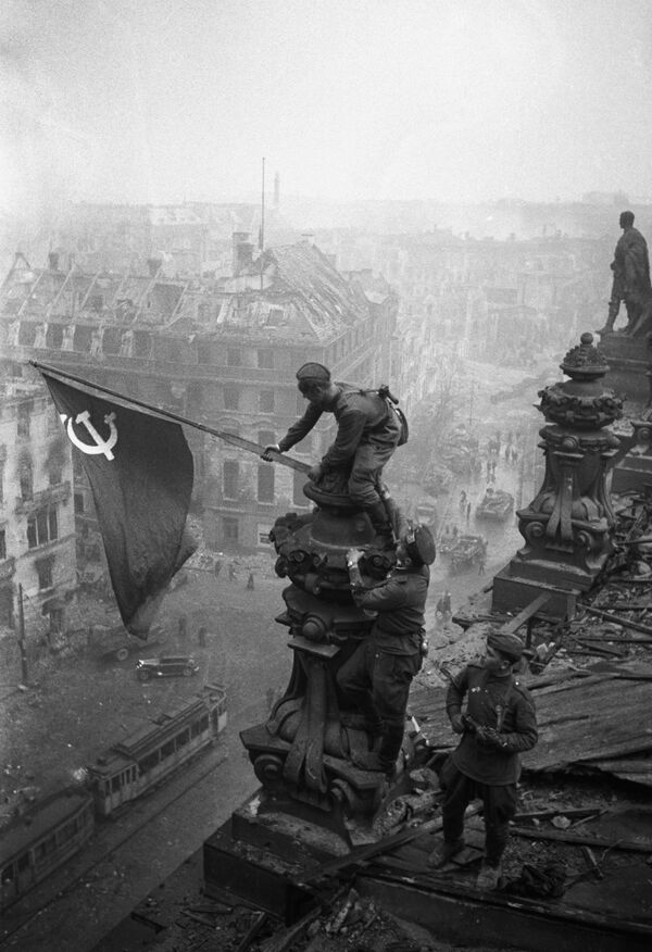 Без взятия города война бы не закончилась. На фото: Знамя Победы над зданием Рейхстага, 1 мая 1945 года - Sputnik Грузия