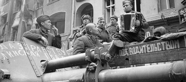 Советские солдаты слушают баян на улицах Берлина, 1945 год Советские солдаты слушают баян на улицах Берлина, 1945 год - Sputnik Грузия
