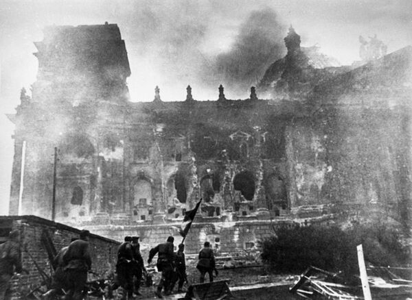 К 28 апреля в руках защитников Берлина осталась только центральная часть, но и она со всех сторон простреливалась советской артиллерией. К вечеру того же дня части войска вышли в район Рейхстага. На фото - штурм Рейхстага - Sputnik Грузия