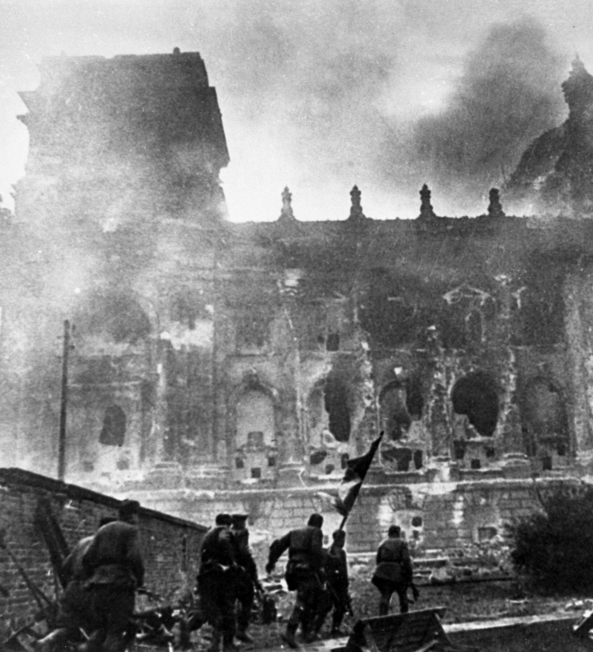 11 апреля 1945 года. Рейхстаг в Берлине 1945. Битва за Берлин штурм Рейхстага. Штурм Рейхстага 1945 Знамя Победы.