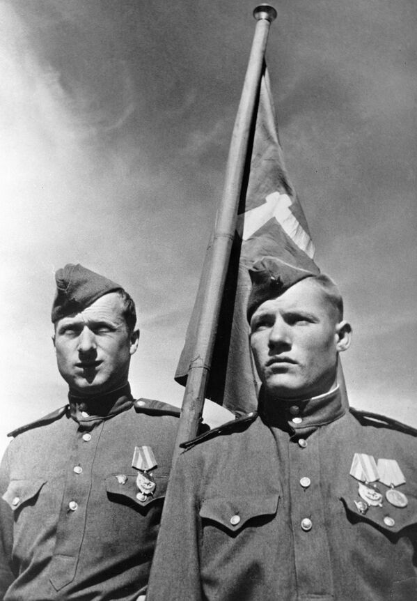 Разведчики 756-го стрелкового полка сержант Михаил Егоров и младший сержант Мелитон Кантария, водрузившие над куполом Рейхстага красное знамя - Sputnik Грузия