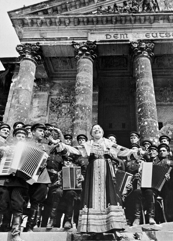 Народная артистка РСФСР Лидия Русланова выступает с концертом перед советскими воинами на ступенях Рейхстага - Sputnik Грузия