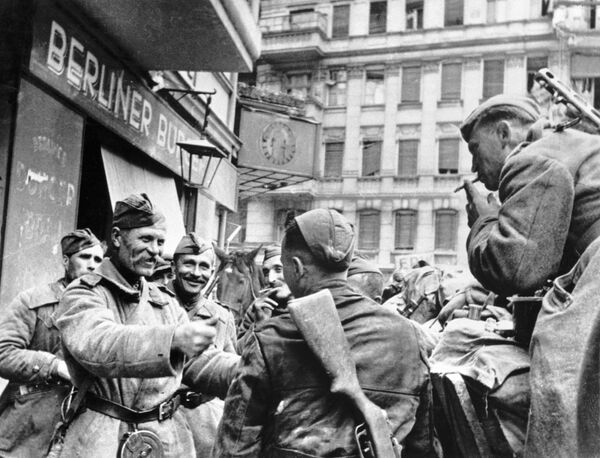 В ходе Берлинской операции Красная армия окружила и ликвидировала самую крупную в истории войн вражескую группировку. Советские солдаты празднуют победу в Берлине, 1945 год - Sputnik Грузия