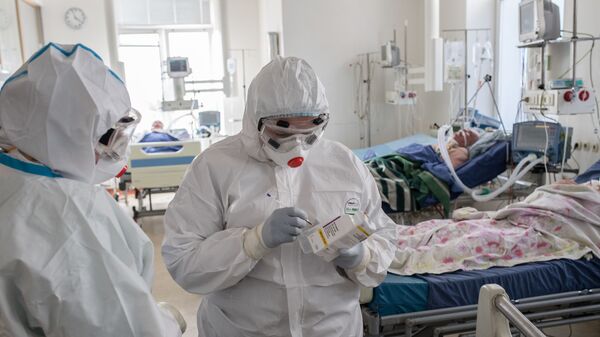 Медицинские работники в отделении реанимации и интенсивной терапии в стационаре для больных с коронавирусной инфекцией  - Sputnik Грузия