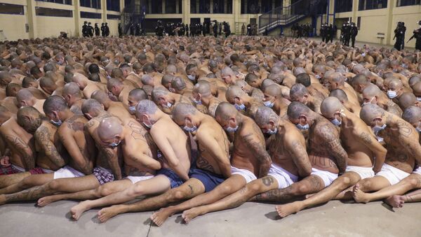 Члены преступных банд в сальвадорской тюрьме Izalco - Sputnik Грузия