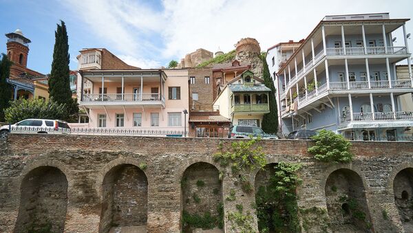 Вид на старый Тбилиси - район Абанотубани и Калаубани. Городская архитектура - дома в старинном стиле - Sputnik Грузия